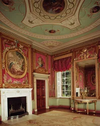 Beistelltisch, Spiegel und Kamin von Adam im Tapisserie-Raum in Osterley Park, ca. 1763
